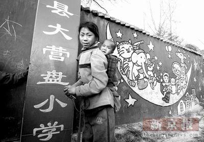 14��İ�������ÿ�춼������ڴ�Ӫ��Сѧ�ſڣ���Ҳ������������ѧУ