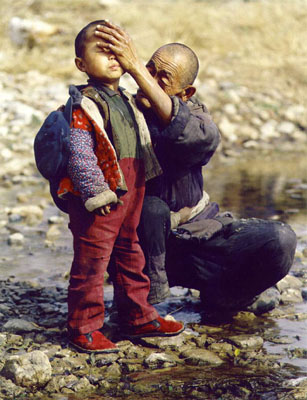 这就是生活在贫困山区的父子,他们一生别无所求