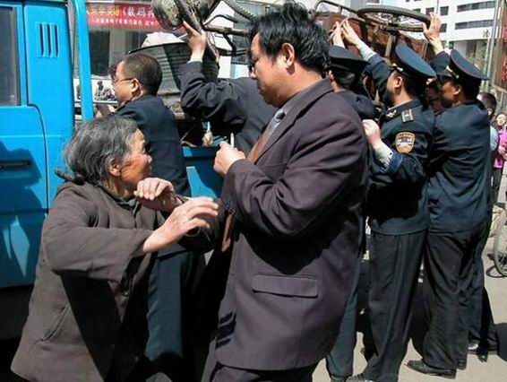 生计和规则城管抠打无辜人员,使之致残是对的吗?