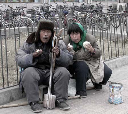 贫苦的盲人夫妇