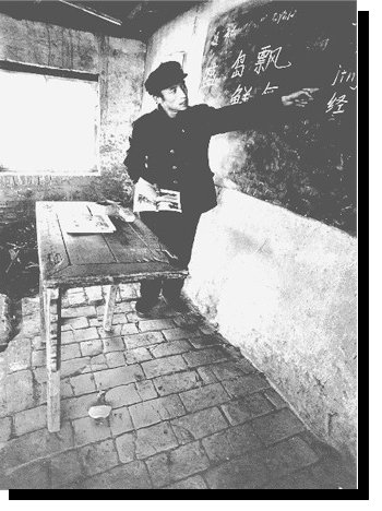 桌子坏了,也要上课,好熟悉的画面