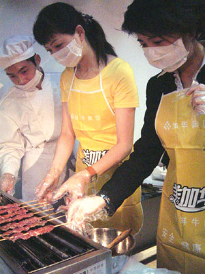 某女明星在这里做秀卖烤肉串,结果她烤出来的还带着焦糊味的五串烤肉串被一个老板以17888元的天价买走