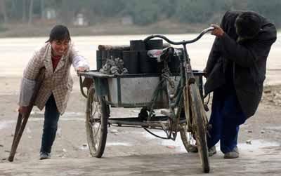 为了活下去,他们只好努力挣钱……