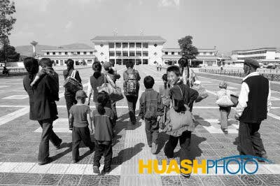 7��14�գ�����ʡ��ص���СѧУ����ٵĵڶ��죬¤����վ5�������������Լ��������ĺ���̤�ϳ������ֵ��г�